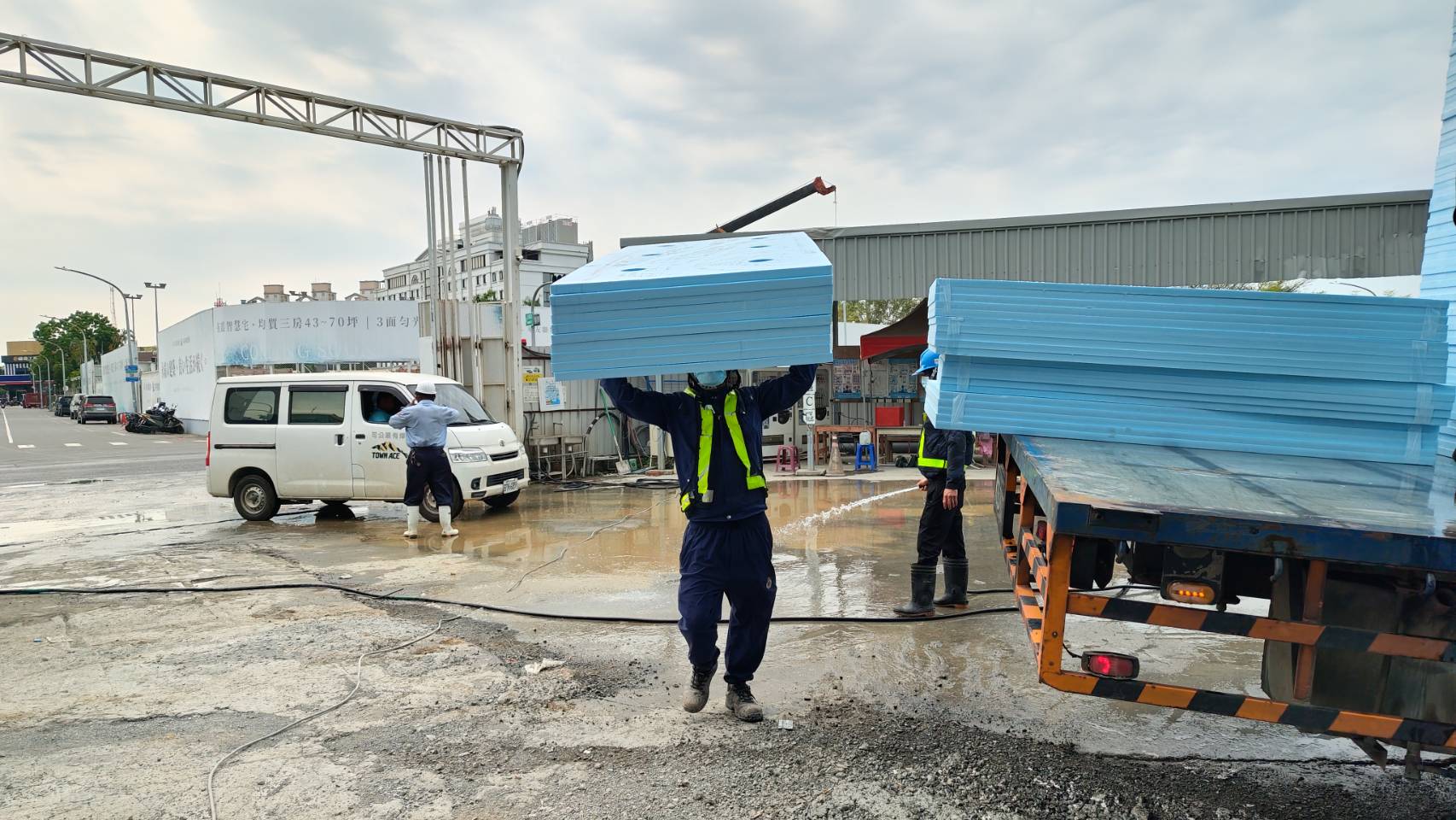 齊步綠能公司屋頂隔熱板獨特的專利孔洞設計，頗受三井集團的肯定